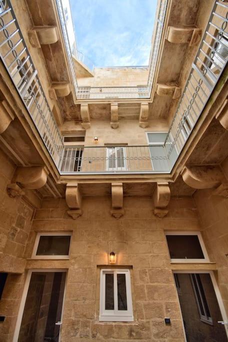 Vallettastay Old Lodge Apartment 1 Ngoại thất bức ảnh